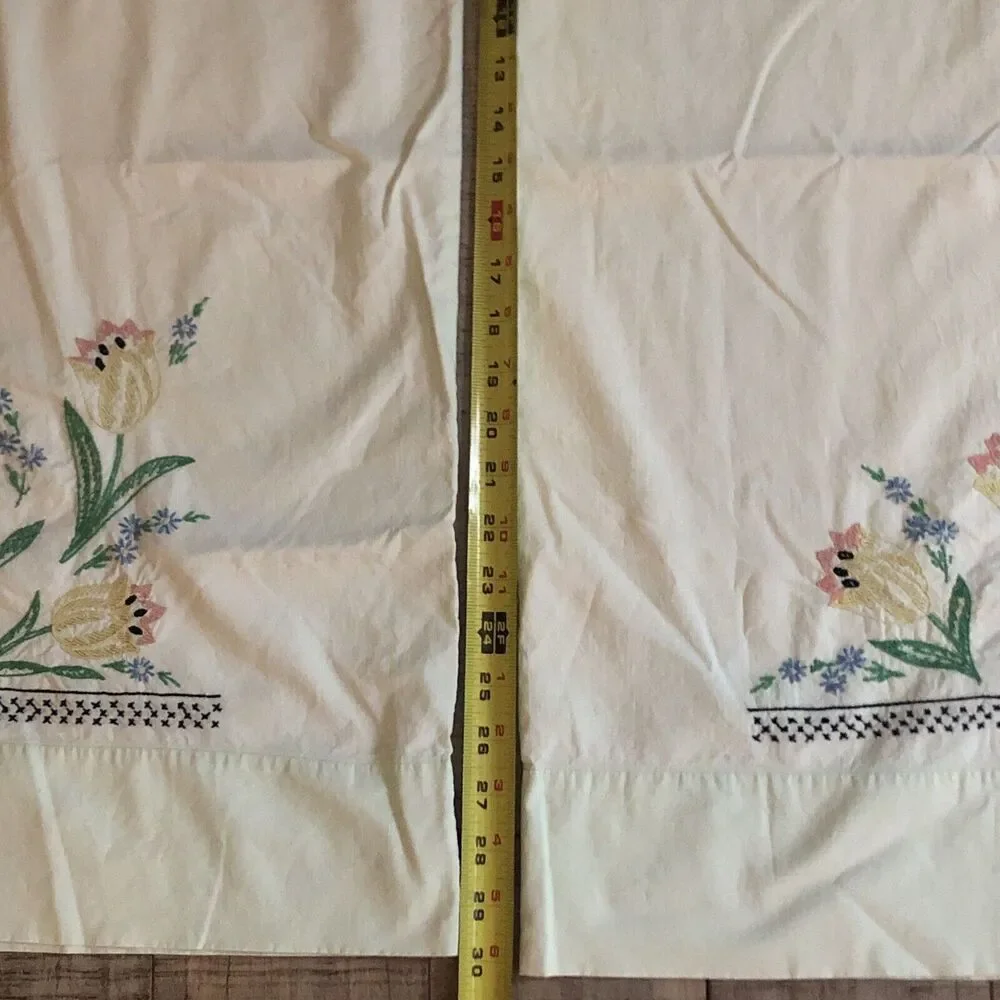 Harmony House Embroidered Tulips Pillow Cases VTG Pair Pale Green Cotton 30x20